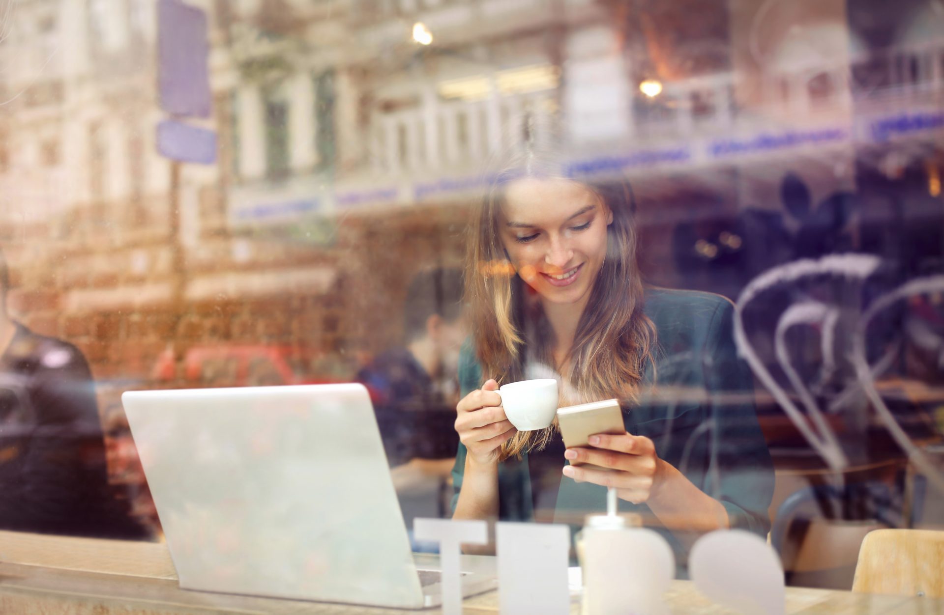 smartphone_femme_cafe