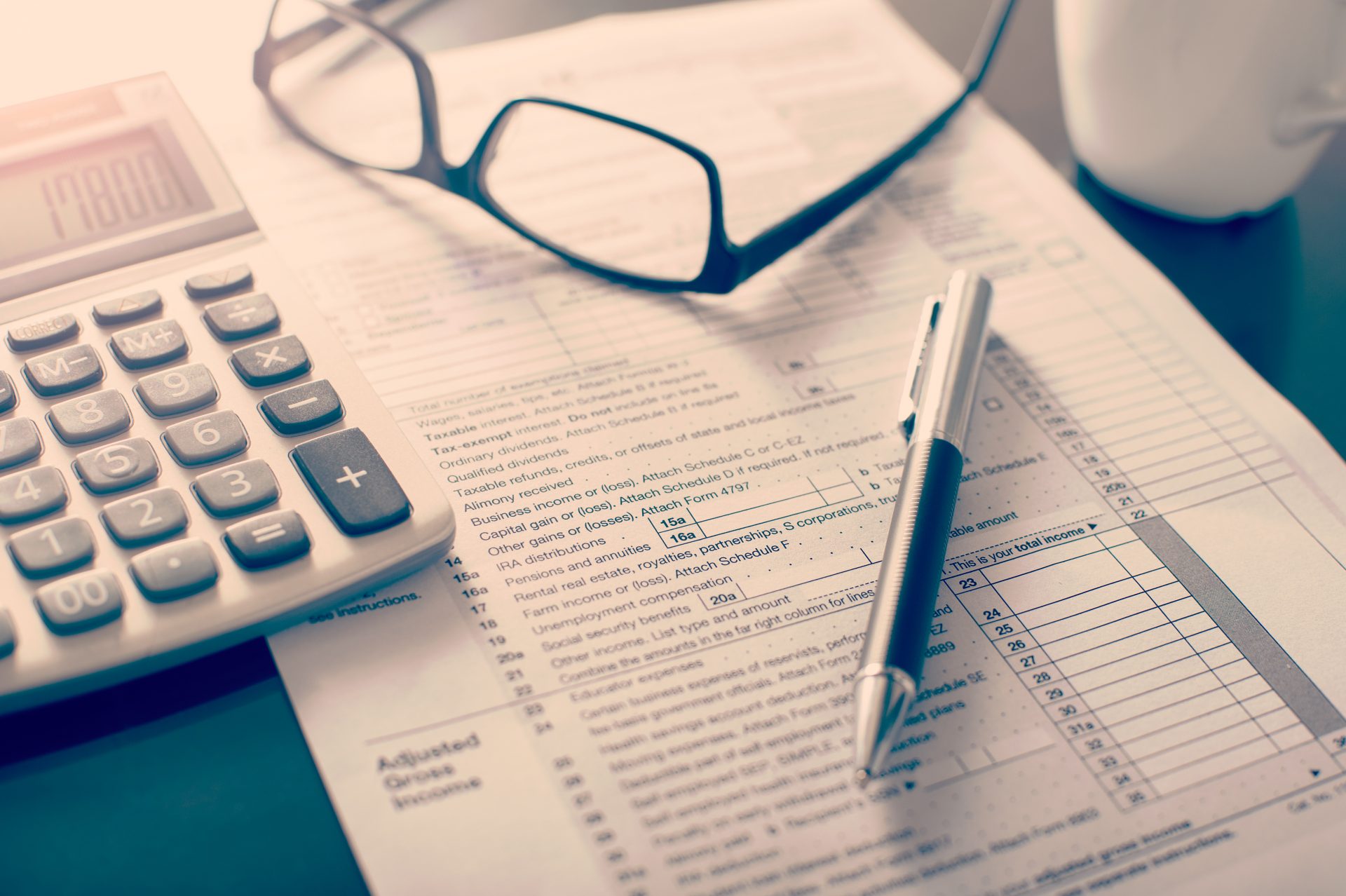taxe papier calculatrice stylo lunettes