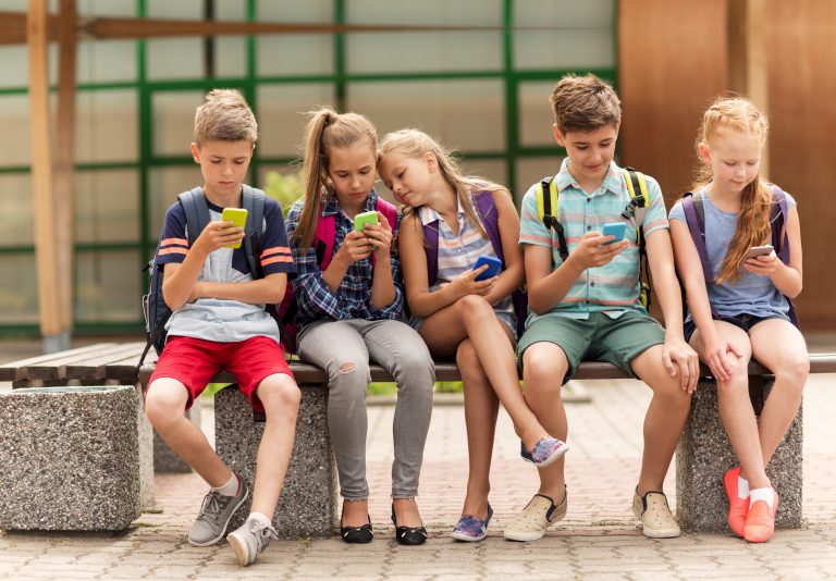 elementary school students with smartphones Fédération Française des