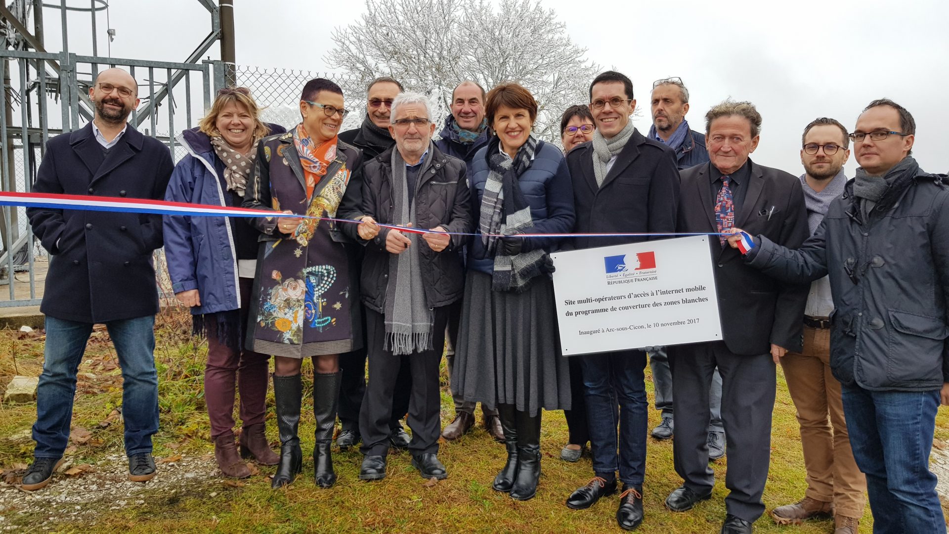 10/10 Coupé de ruban au pied du pylône multi-opérateurs à Arc-sous-Cicon