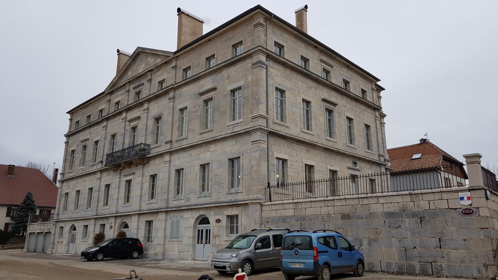 9/10 Mairie d'Arc-sous-Cicon (Doubs), lieu des discours des personnalités