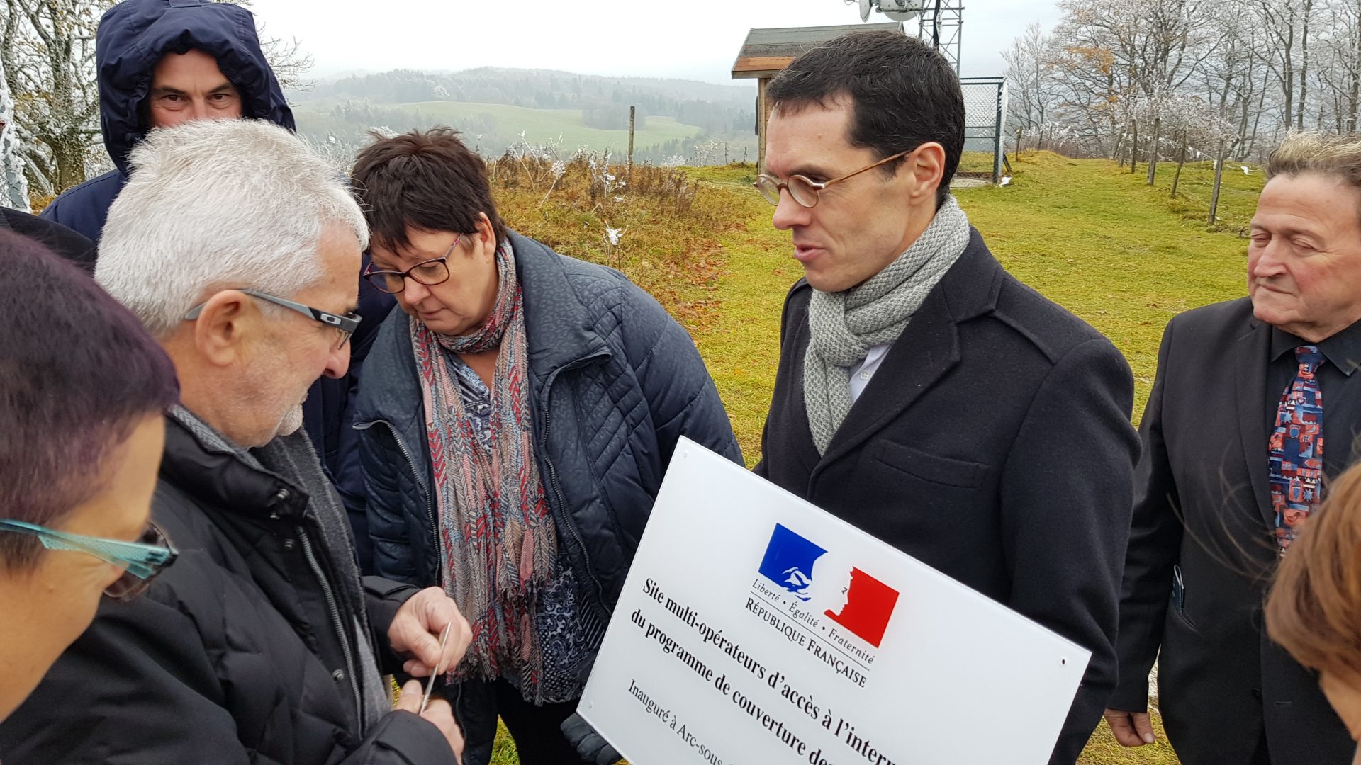 4/10 Remise de la plaque d'inauguration par Michel Combot, DG de la Fédération, à Gilbert Billot, Maire d'Arc-sous-Cicon