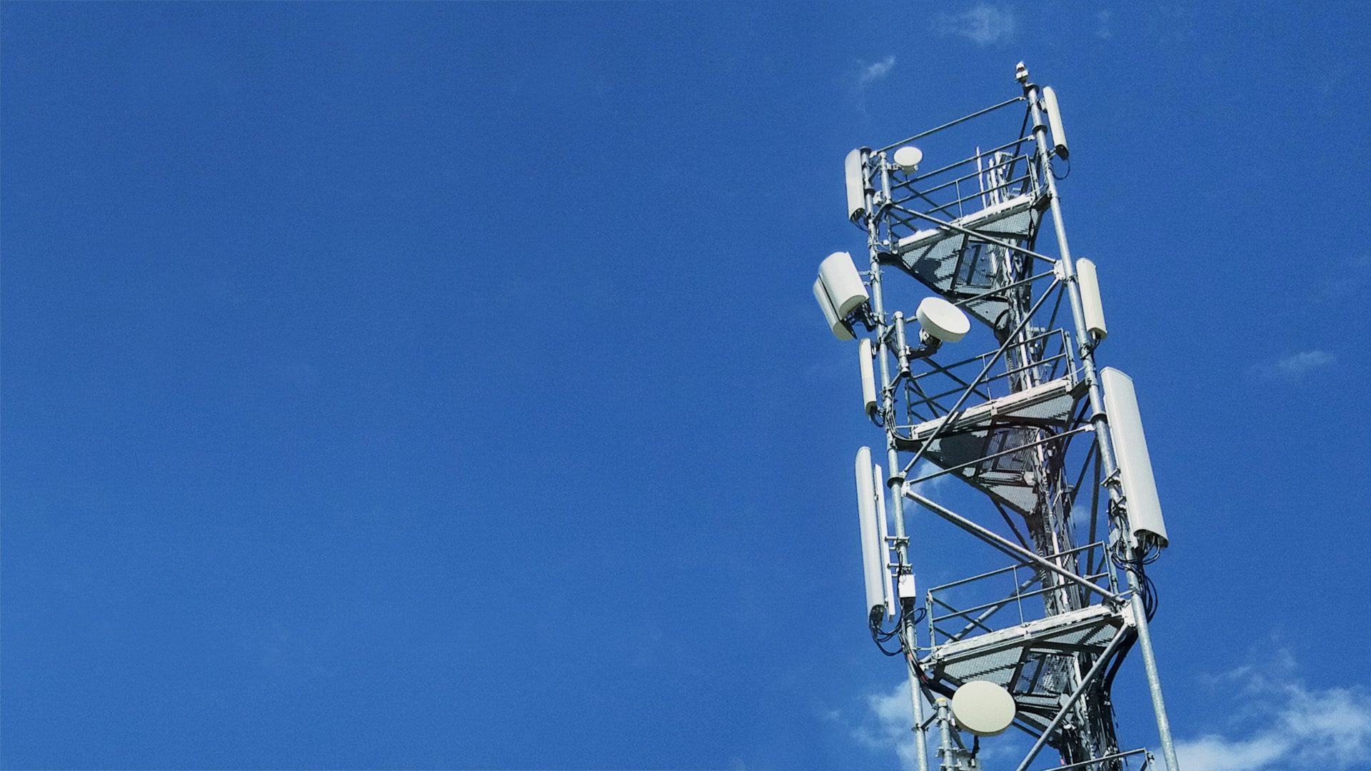 Pylône du site multi-opérateurs d'accès à l'internet mobile à Besse-en-Oisans en Isère