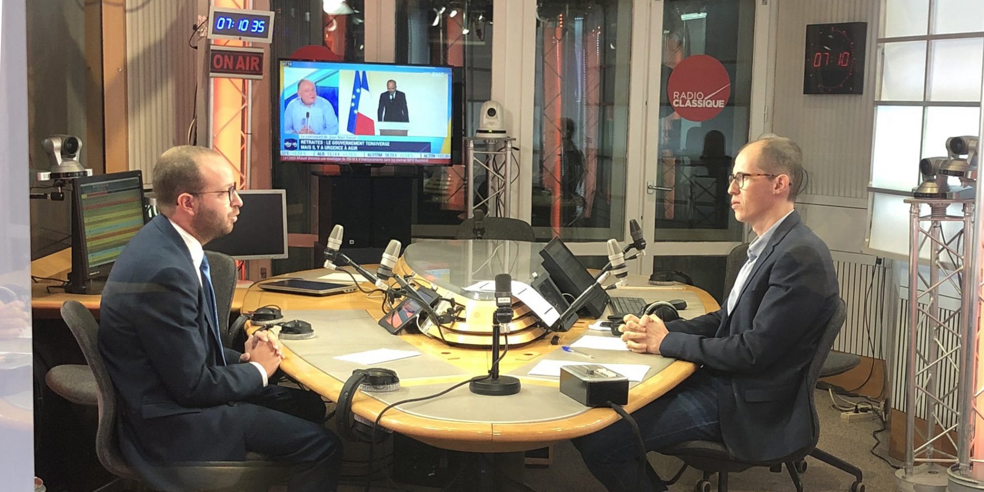 Arthur Dreyfuss, Président de la Fédération Française des Télécoms (à gauche) et Dimitri Pavlenko, journaliste (à droite) sur le plateau de Radio Classique le 16 septembre 2019.