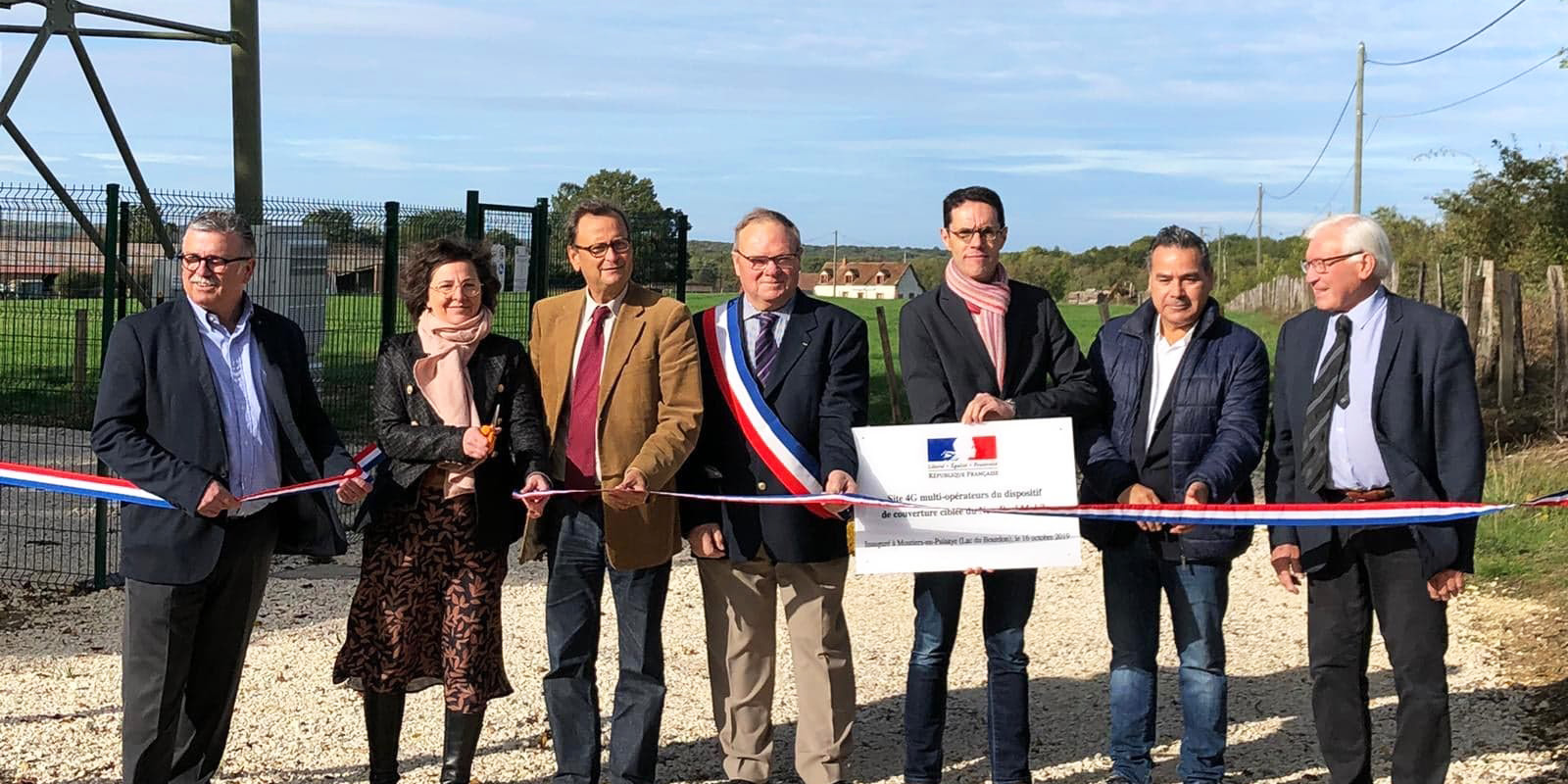 Coupe du ruban tricolore pour inaugurer le pylône 4G multi-opérateurs de la commune de Moutiers-en-Puisaye dans l'Yonne.