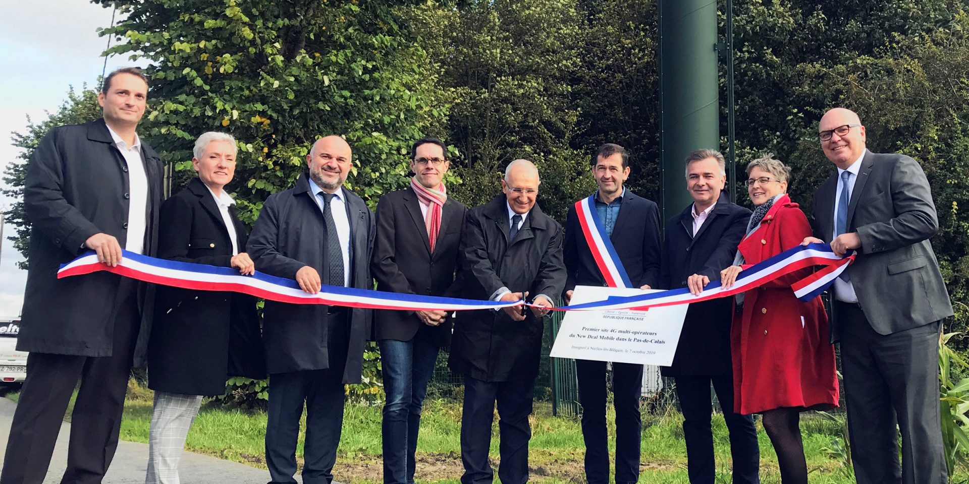 Coupe du ruban tricolore pour inaugurer le pylône 4G multi-opérateurs de la commune de Nielles-lès-Bléquin dans le Pas-de-Calais le 7 octobre 2019.