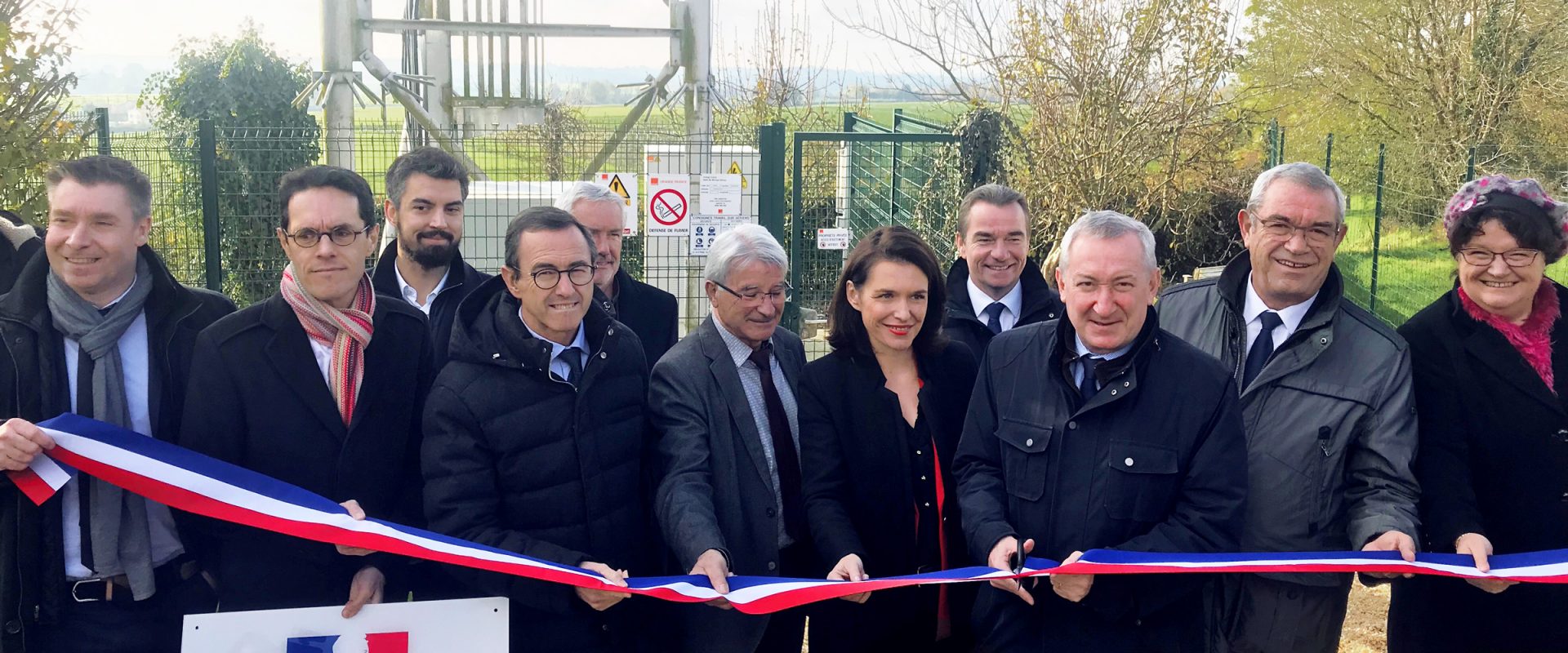 Coupure du ruban tricolore au pied du pylône 4G multi-opérateurs de la commune de Montournais en Vendée le lundi 18 novembre 2019.